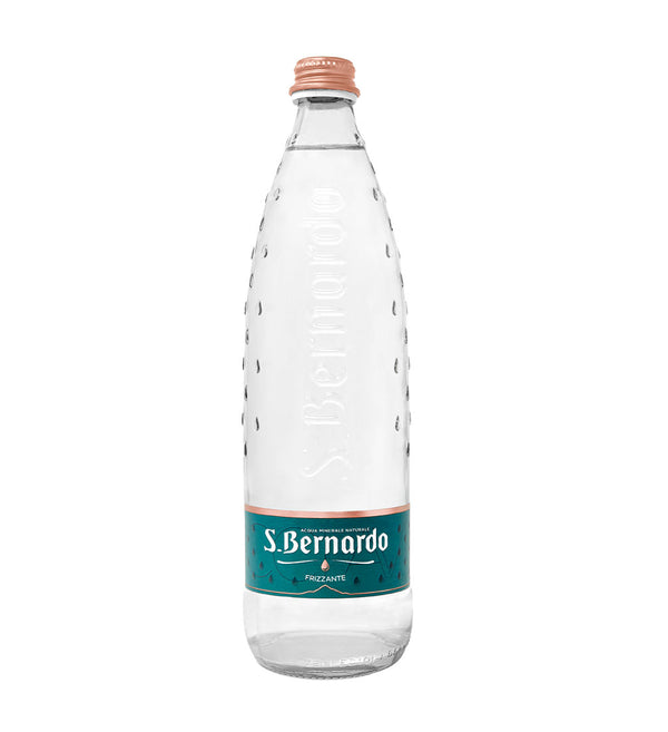 PREMIUM SPARKLING WATER IN GLASS